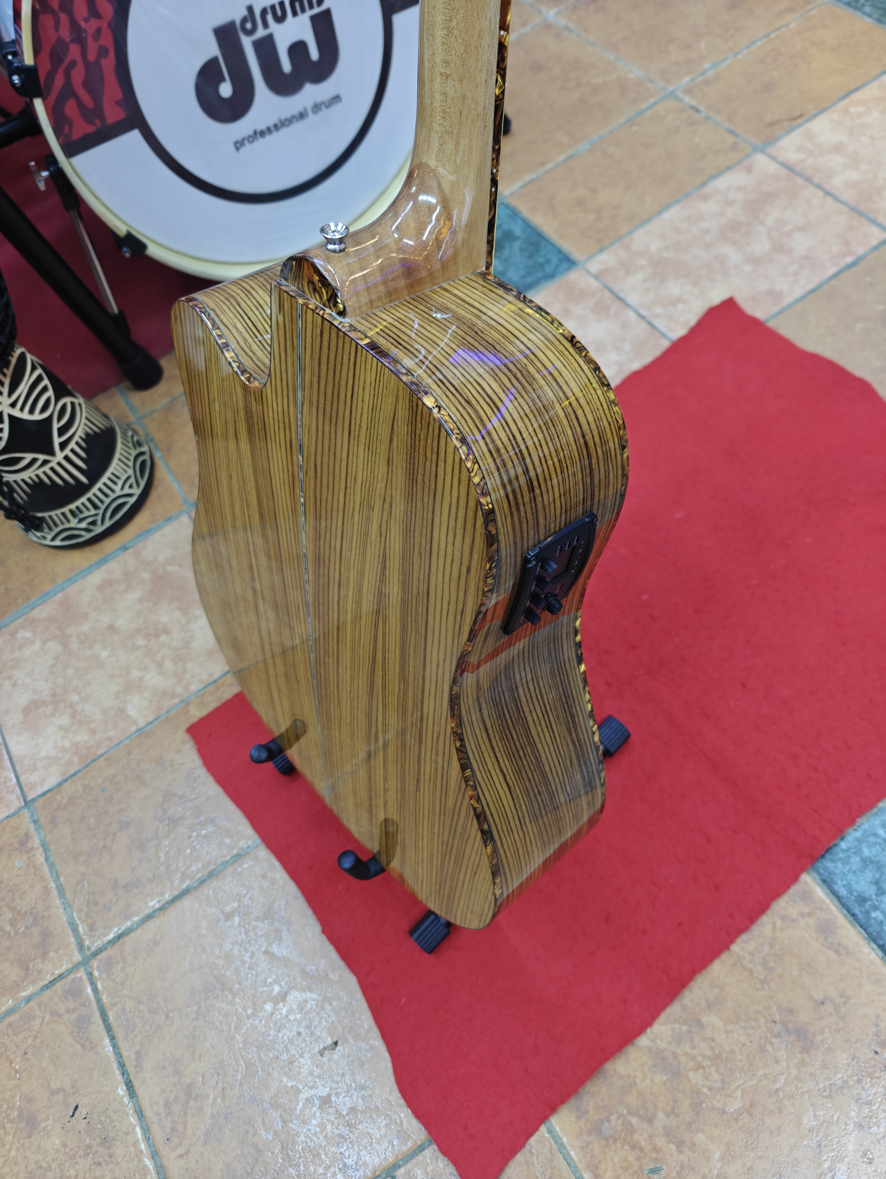 Spread music 41-inch electro-acoustic guitar with solid spruce top, cutaway body, built-in EQ pickup system, and natural gloss finish.
