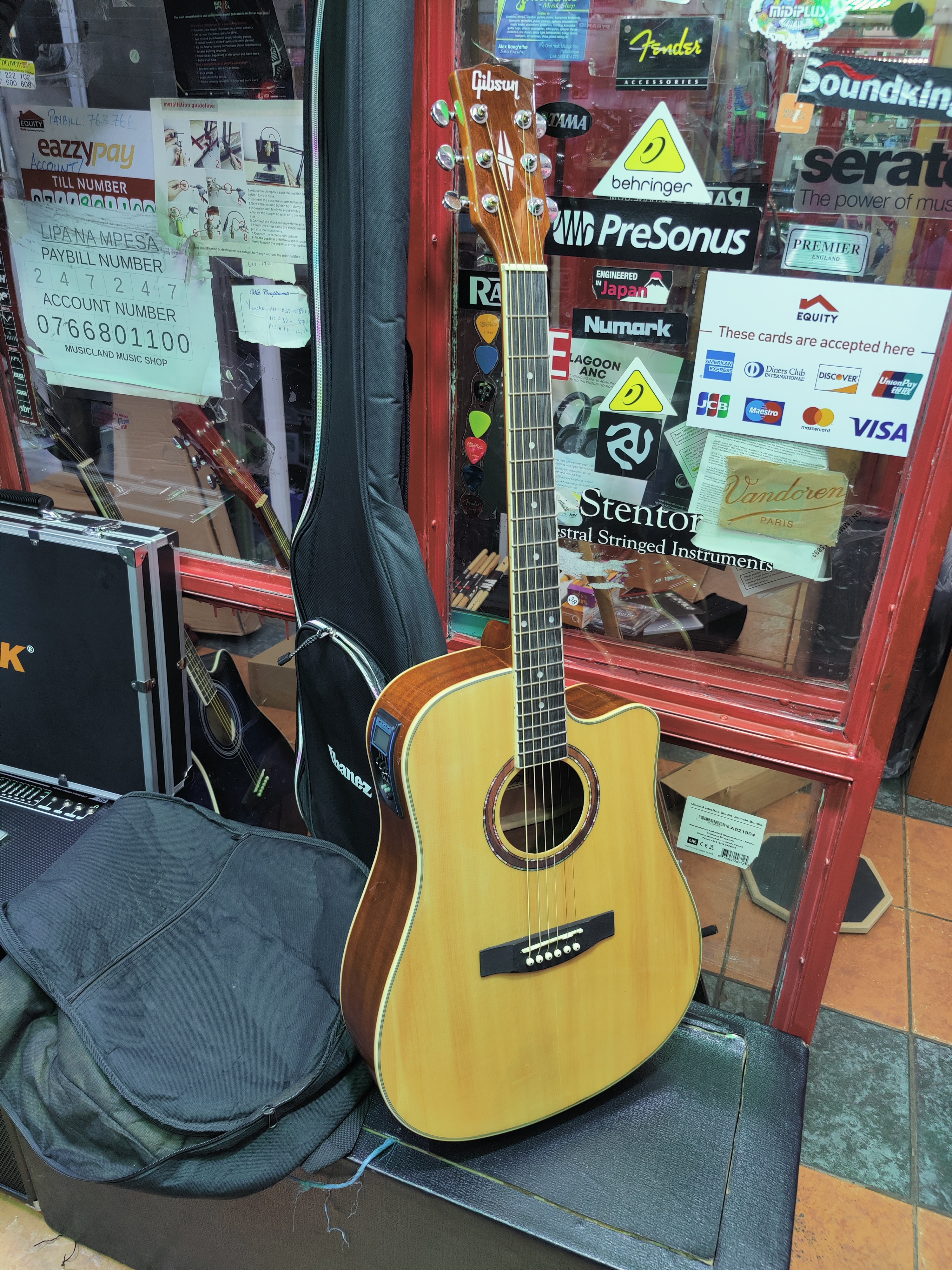 Gibson 41-inch semi-acoustic box guitar with LC5 pickup, cutaway body, and natural wood finish.