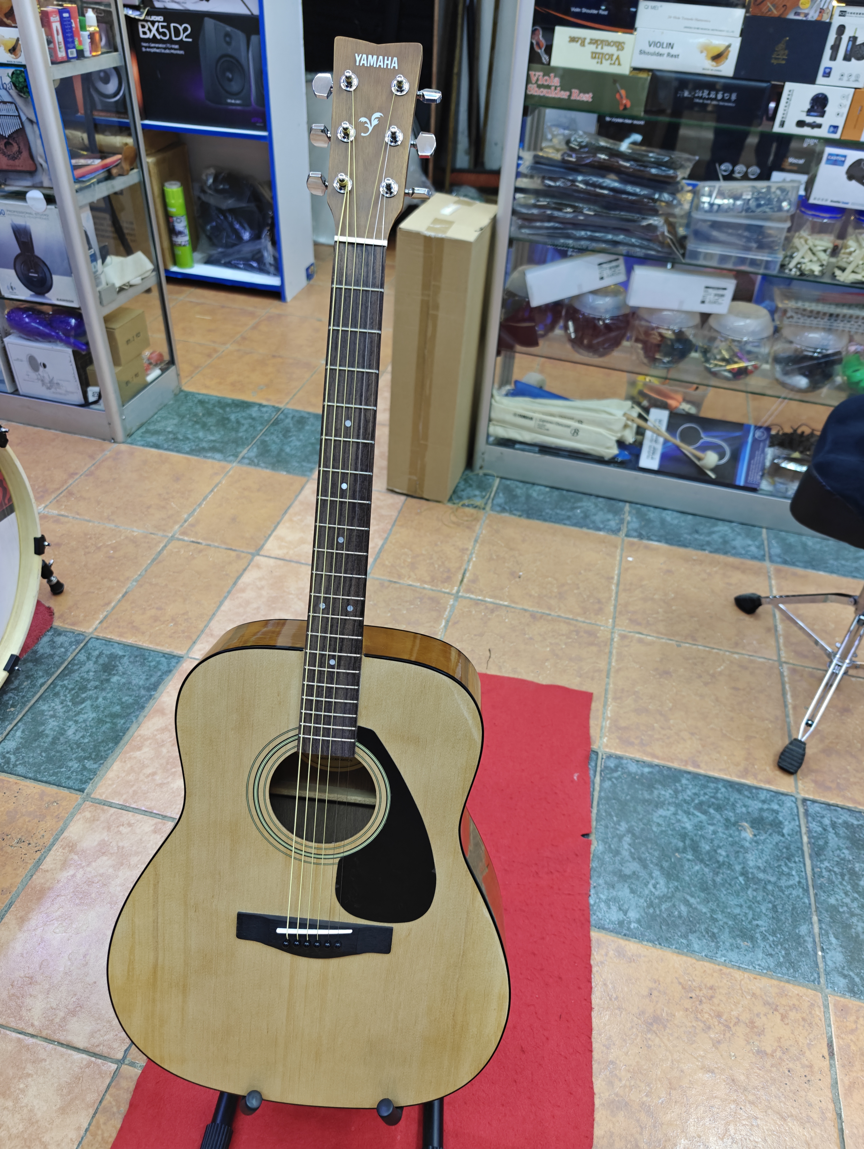 Yamaha F310 NT Acoustic Guitar