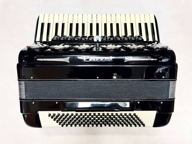 Baile accordion with a 120-bass and 41-treble 