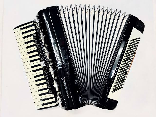 Baile accordion with a 120-bass and 41-treble 