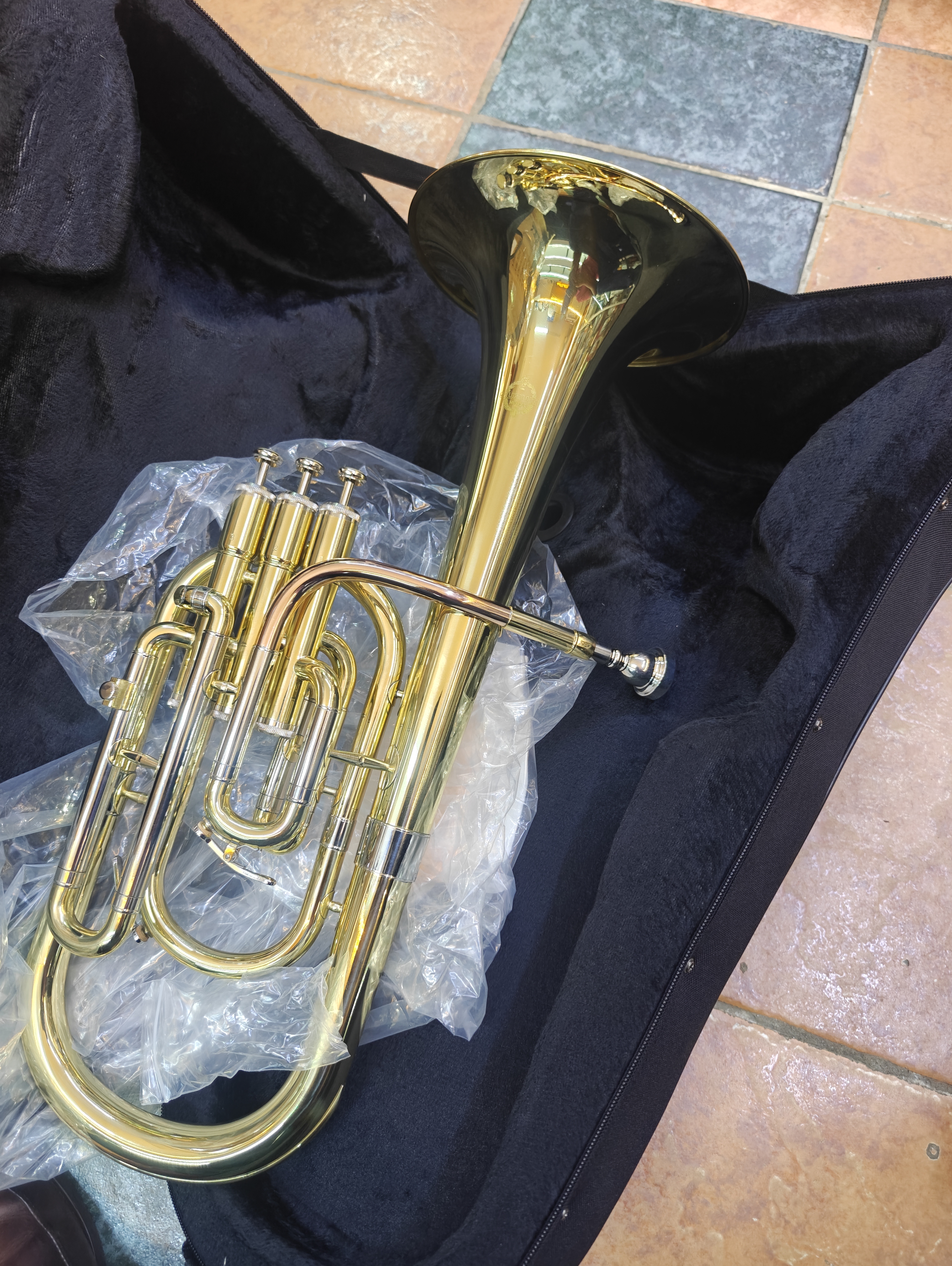 Premier England Gold 3-Valve Baritone Brass Instrument Premier England Gold 3-Valve Baritone brass instrument with hard case, professional gold lacquer finish, ideal for school bands, church musicians, orchestras, brass ensembles, and solo performances.