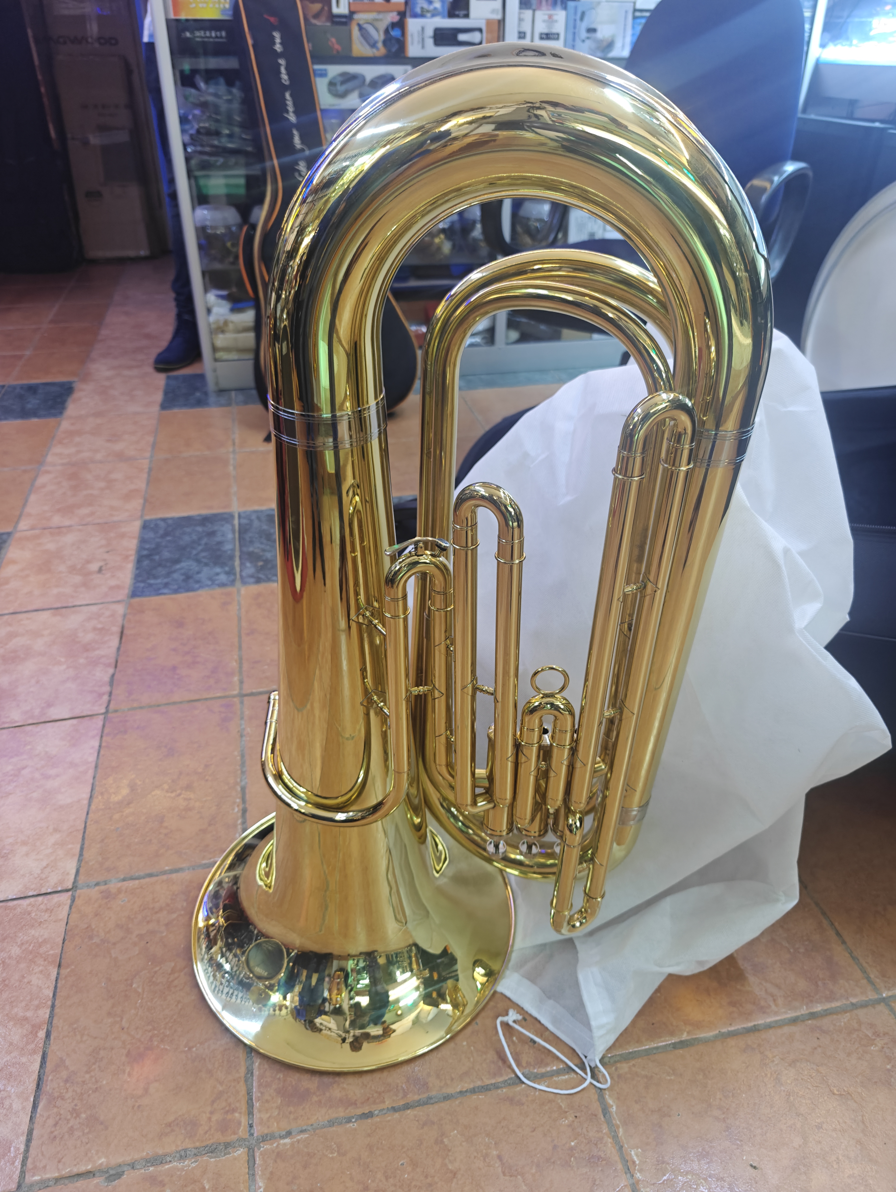 Premier England Bass Tuba with gold lacquer finish and hard case, professional brass instrument for school bands, church orchestras, brass ensembles, and concert performances. Premier England Bass Tuba with gold lacquer finish and hard case, professional brass instrument for school bands, church orchestras, brass ensembles, and concert performances.