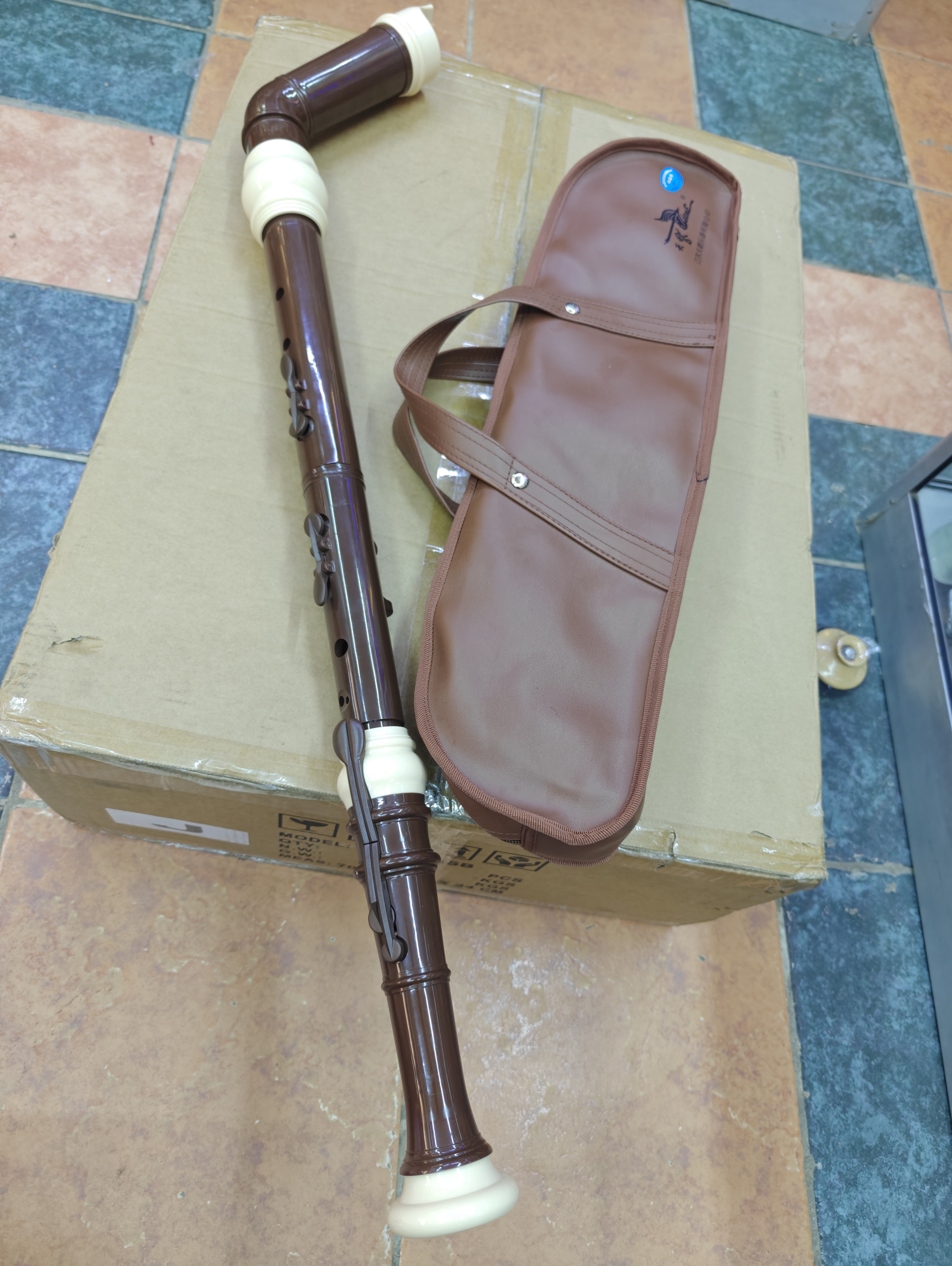 Experience rich, powerful bass tones with the Swan Bass Recorder. Featuring durable ABS construction, accurate tuning, and comfortable playability, it's perfect for recorder ensembles, music education, and live performances