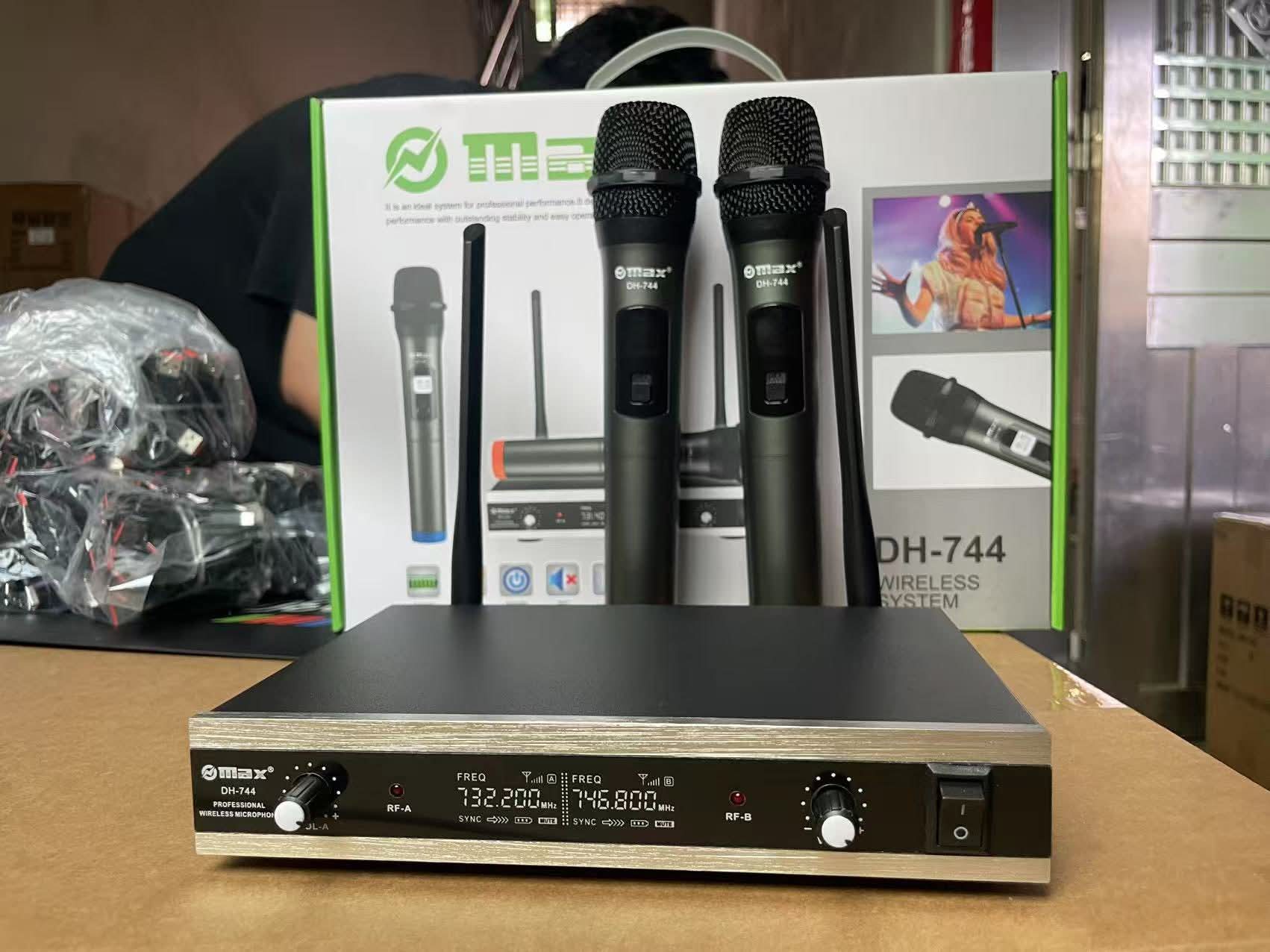 Max wireless microphone DH 744