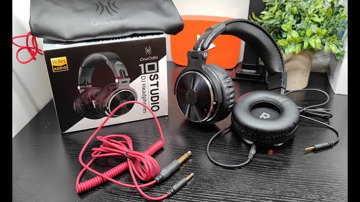 OneOdio Pro-10 Professional Studio Monitor Headphones with 50mm Drivers, Closed-Back Over-Ear Design, and Detachable Audio Cable.