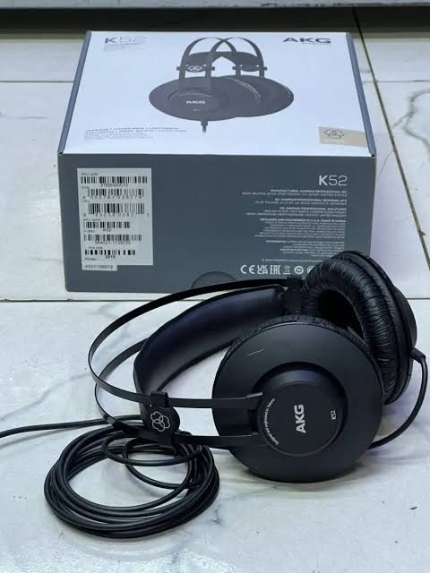 AKG K52 high-performance closed-back monitoring headphones with 40 mm drivers for studio recording, mixing, podcasting, and music production.