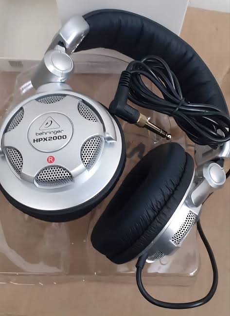 Behringer HPX2000 DJ headphones featuring wide frequency response, dynamic drivers, and comfortable ear cushions for professional audio use.